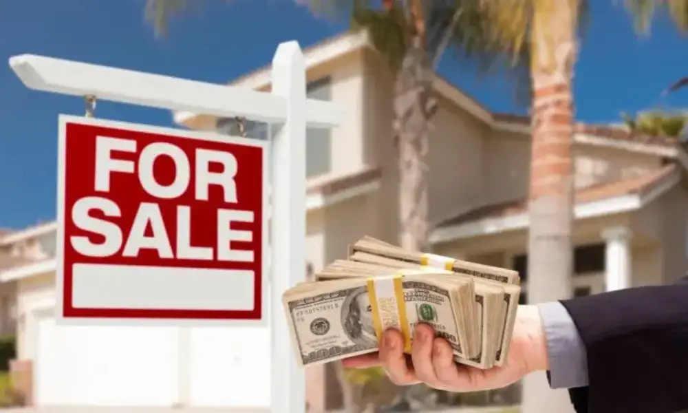 Cash home offer presented in front of a Florida house, illustrating how direct cash buyers simplify the selling process.