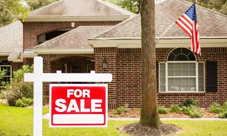 Florida home with a “For Sale” sign, showing the challenges Miami homeowners face when trying to sell their house on their own.